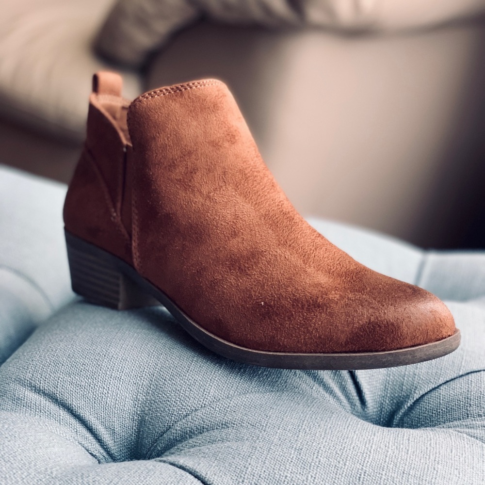 SO chestnut brown ankle boots!